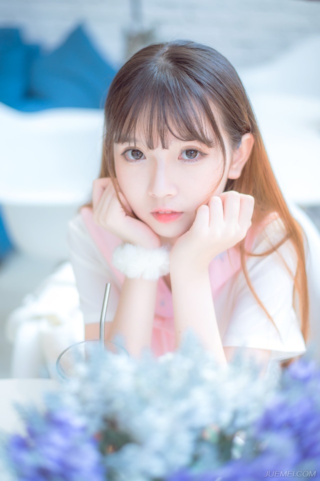 “若但以军略而论，士元胜我多矣。”诸葛亮苦笑着摇头道。